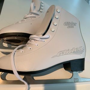 Women’s ice skates  size 8 never used